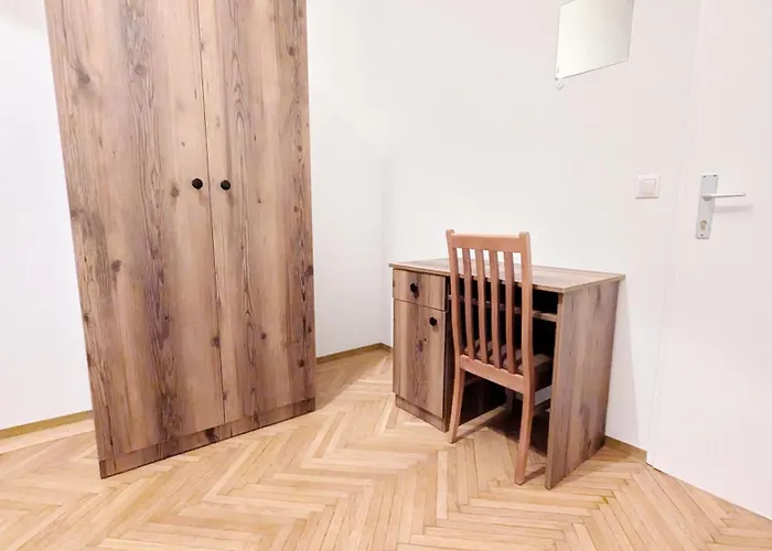 Spacious - 15 Min From Airport & Center, 5 Min From Main-bus Station Ez 1-9 *