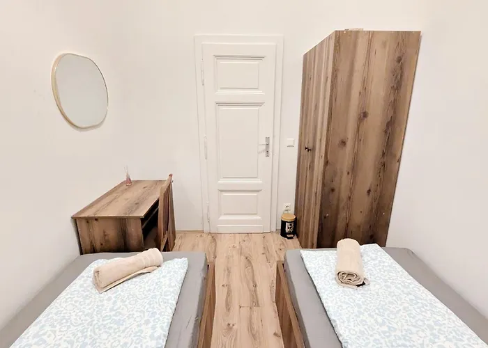 Spacious - 15 Min From Airport & Center, 5 Min From Main-bus Station Ez 1-9 *