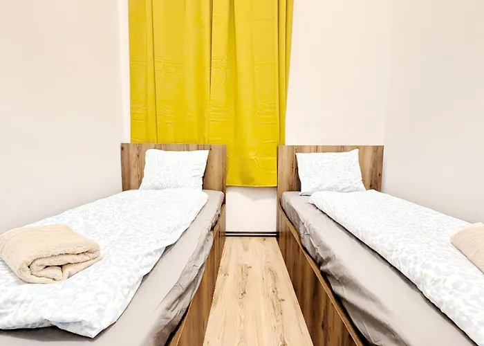 Spacious - 15 Min From Airport & Center, 5 Min From Main-bus Station Ez 1-9 *