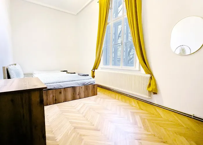 Spacious - 15 Min From Airport & Center, 5 Min From Main-bus Station Ez 1-9