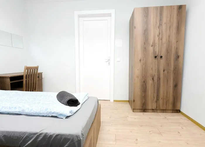 Spacious - 15 Min From Airport & Center, 5 Min From Main-bus Station Ez 1-9 *