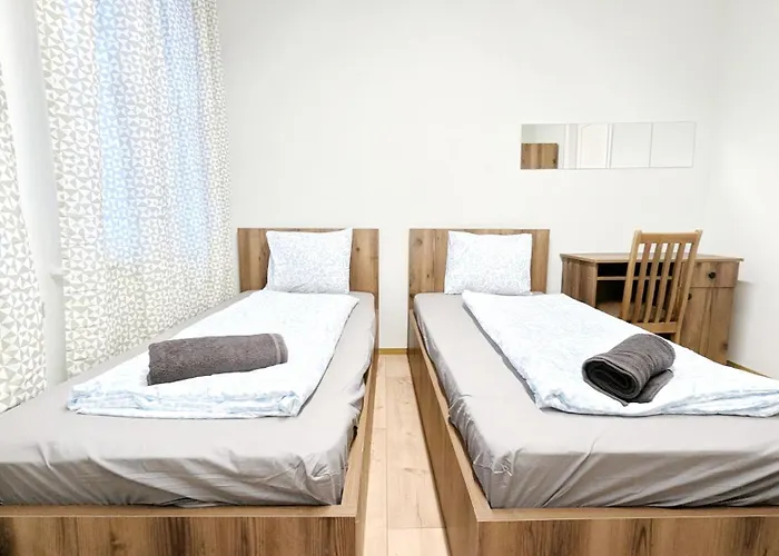 Spacious - 15 Min From Airport & Center, 5 Min From Main-bus Station Ez 1-9 *