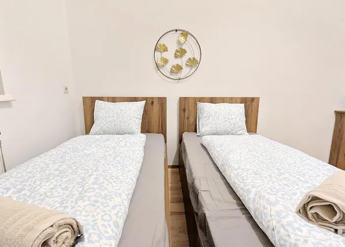 Spacious - 15 Min From Airport & Center, 5 Min From Main-bus Station Ez 1-9